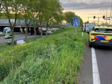 Busje rijdt van talud na ongeluk bij Papendrecht: afrit A15 dicht 