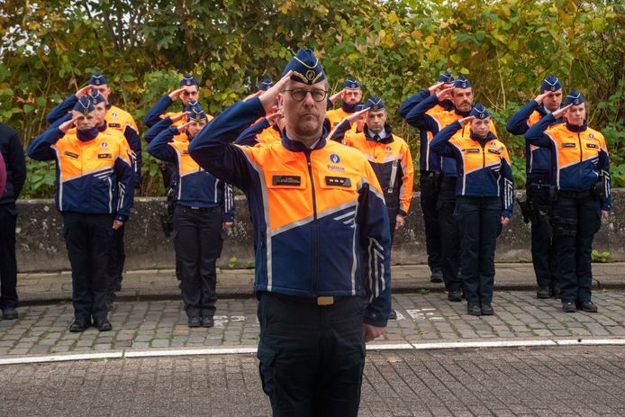 Minuut stilte als eerbetoon aan vermoorde politieagent | Wetteren | hln.be