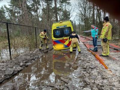 Ambulance rijdt zich vast in veelbesproken blubberpad in Middelbeers