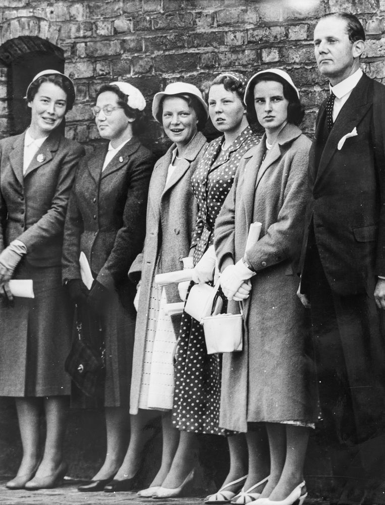 20 september 1956. Prinses Beatrix met medestudenten in Leiden. Beeld ANP /  Nationaal Fotopersbureau