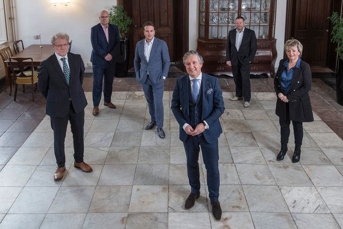Het college van Tiel, met rechtsachter Marcel Melissen (VVD/LLT)