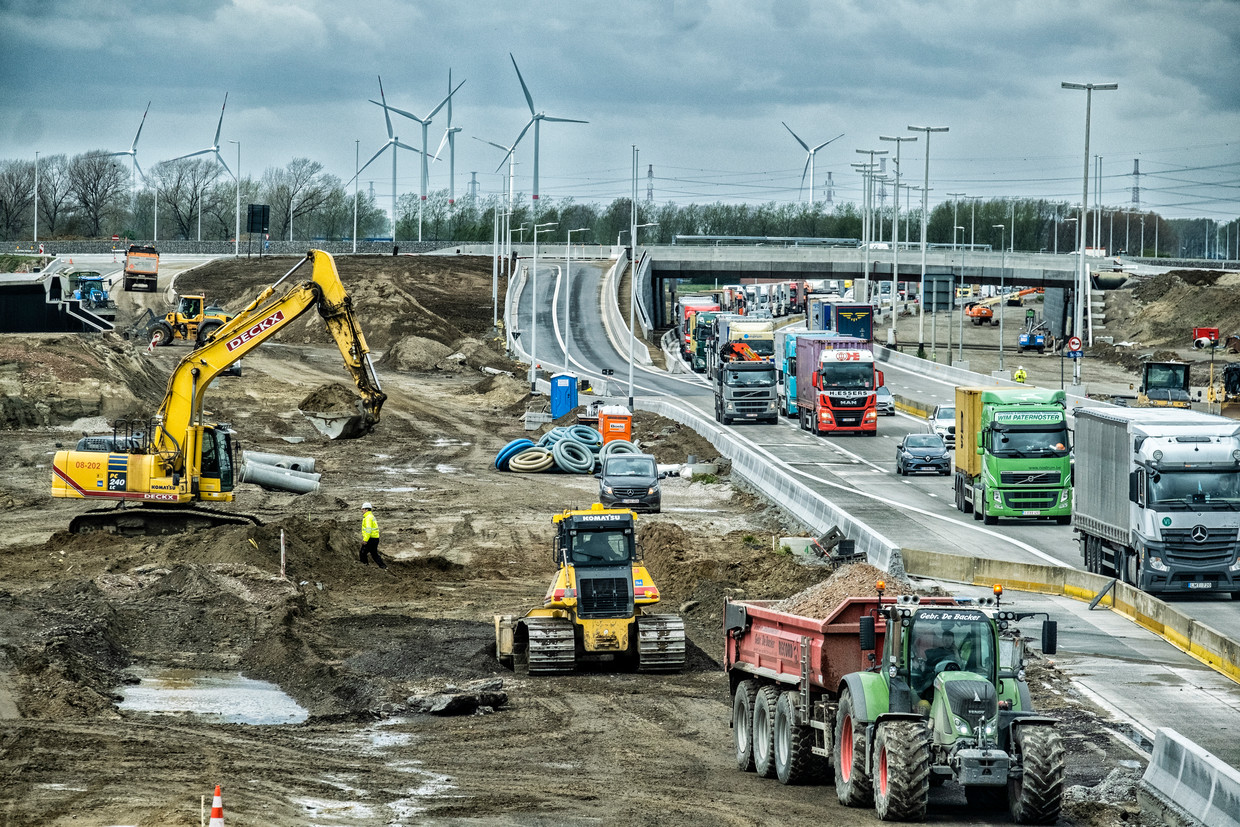 Werken aan de Oosterweelverbinding op de Antwerpse Linkeroever bij Zwijndrecht. Beeld Tim Dirven