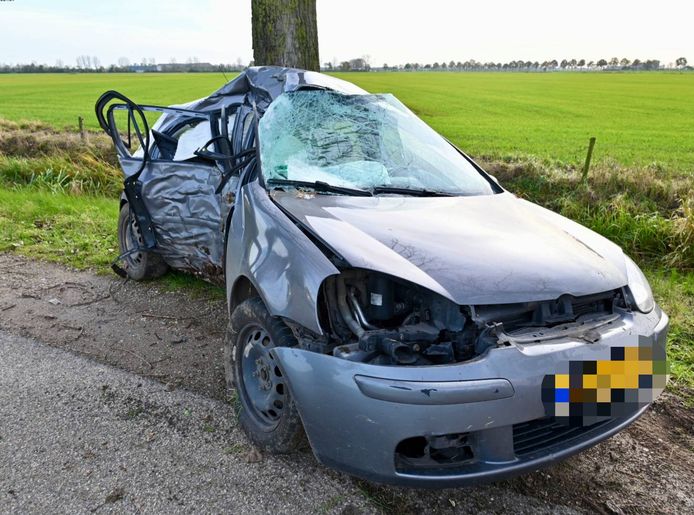 Automobilist vliegt uit de bocht en rijdt tegen boom, gewond naar het