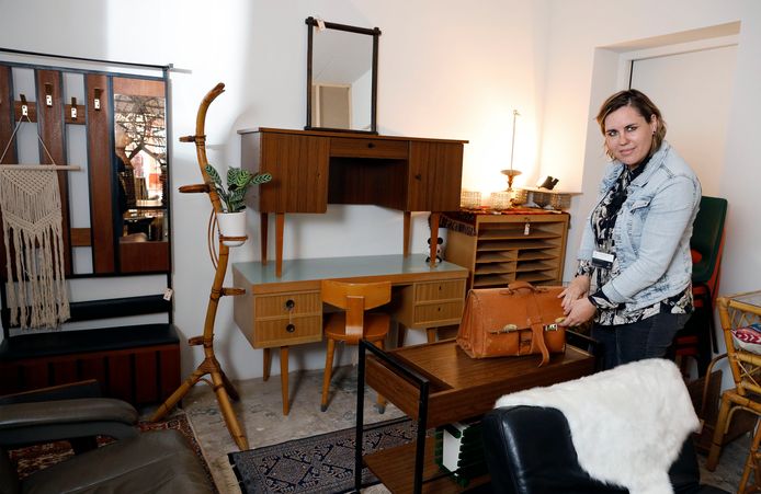 Viola Dobbelaar verkoopt alleen meubels die ze zelf mooi vindt.