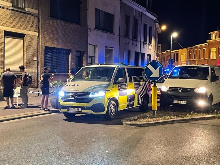 Politie op de plaats van de schietpartij. Beeld Marc De Roeck
