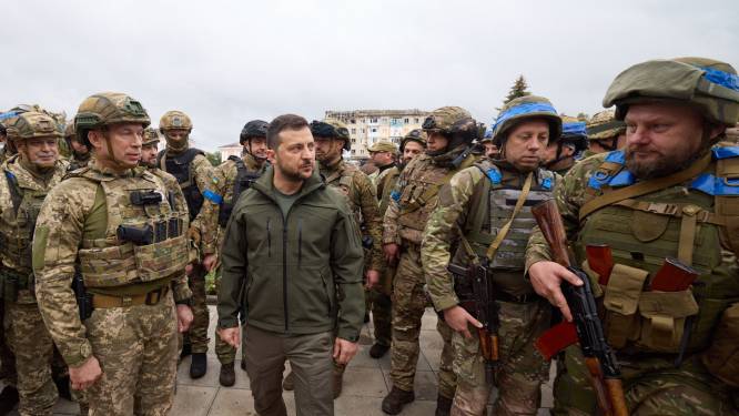 President Zelensky begeeft zich dicht bij het front in de Donbas