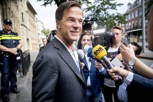Mark Rutte (VVD) komt aan bij het Johan de Witthuis voor het formatieoverleg met informateur Gerrit Zalm over een nieuw te vormen kabinet.