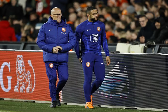Memphis Depay verlaat het veld in de Kuip tijdens de EK-kwalificatiewedstrijd tegen Gibraltar.