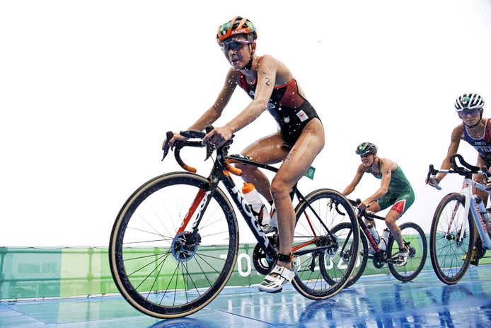 Rachel Klamer in actie tijdens de olympische triatlon in het Odaiba Marine Park.