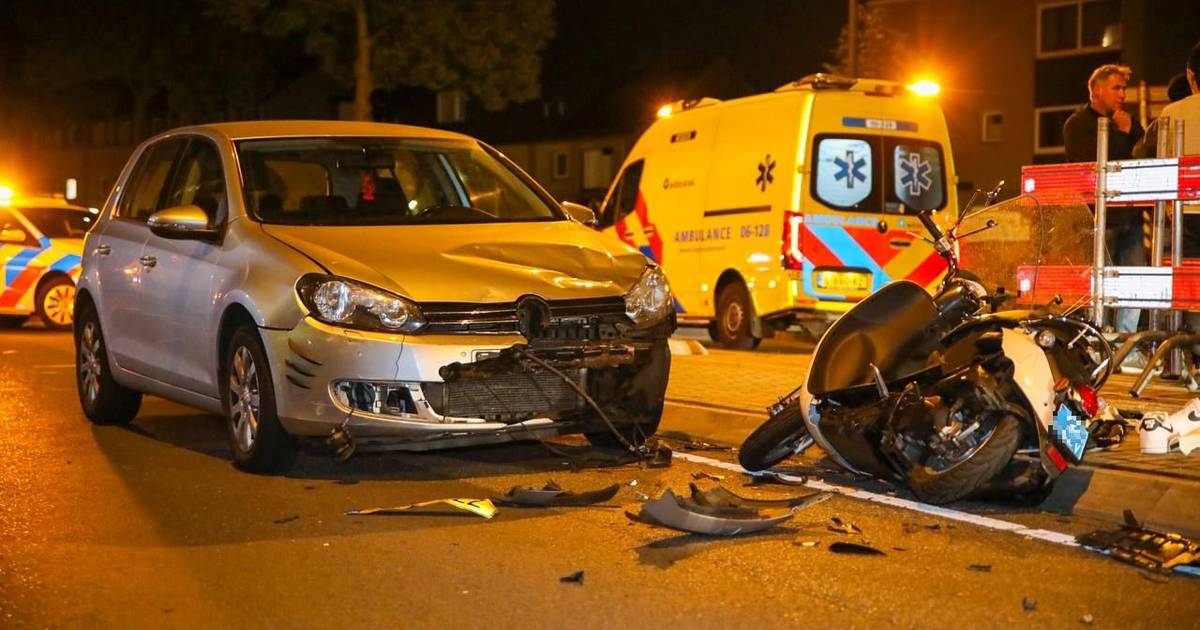 Scooterrijder raakt gewond bij botsing met auto in Apeldoorn.