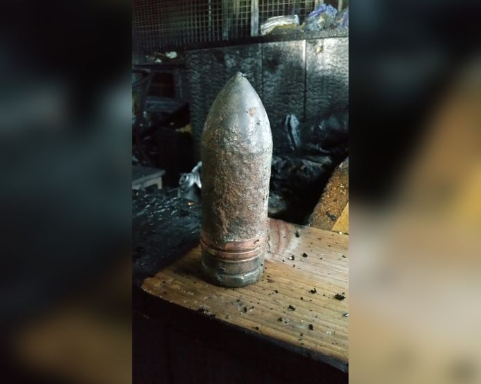 Een van de aangetroffen stukken munitie in de schuur aan de Paukeslag in Etten-Leur.