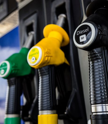 Benzineprijs daalt fors, ook diesel steeds goedkoper: ‘Paniek is uit de markt’