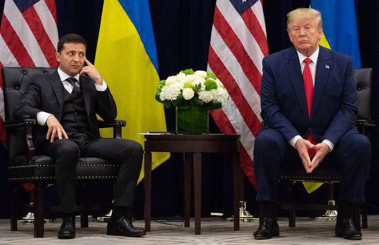 Donald Trump (rechts) en de Oekraïense president Volodymyr Zelenski (links). Beeld AFP