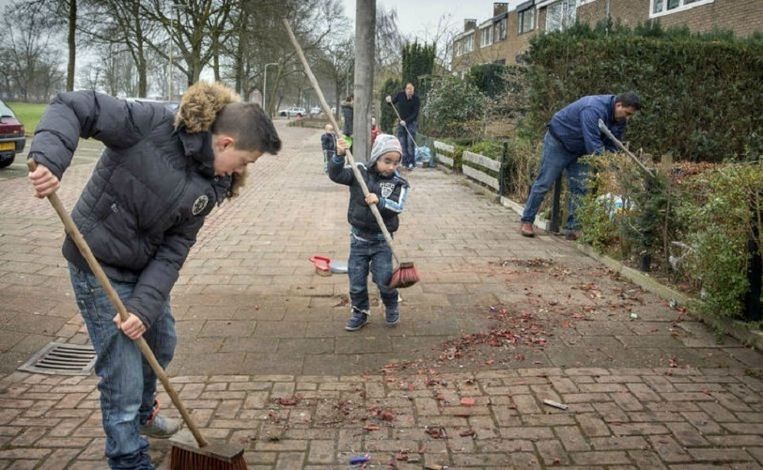 Op Nieuwjaarsdag ruimen buurtbewoners in Zwolle zelf het vuurwerkafval op. 'We hebben vijftig jaar lang in de illusie geleefd dat de staat het wel allemaal oplost.' Beeld Herman Engbers