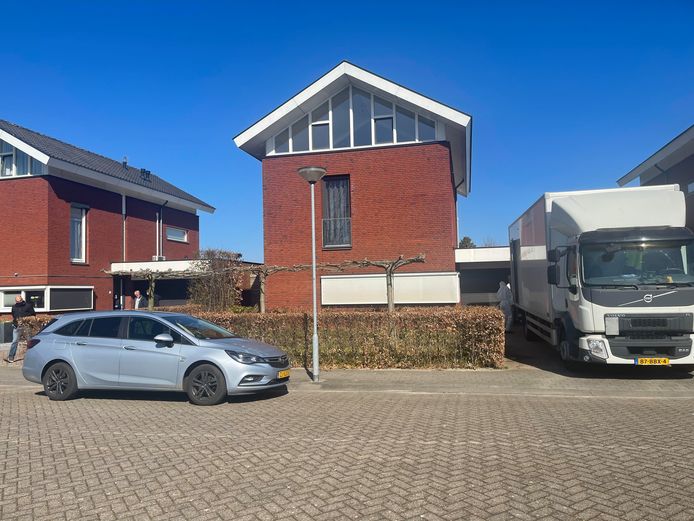 De woning (midden) in Zevenbergschen Hoek waarin het drama met de undercoveragent zich afspeelde. Links de woning van cokeverdachte Joop M. en zijn partner, die afgelopen vrijdag werd opgepakt. De Rijksrecherche kamde hun woning en tuin uit.
