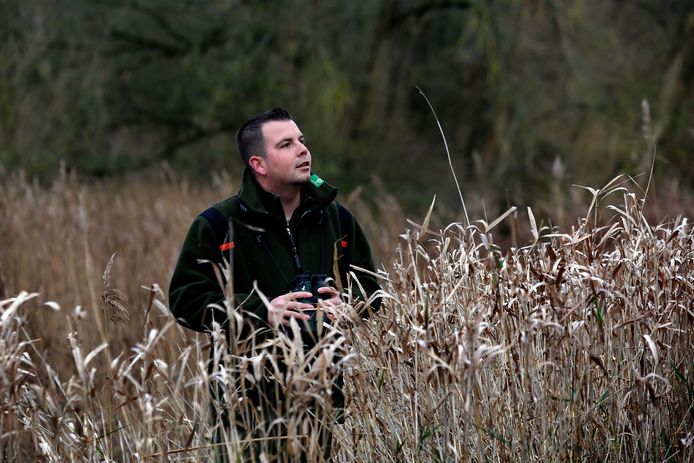 Boswachter Thomas van der Es vindt een afsluiting voorlopig niet nodig. 'Er komen hier veel mensen die zich keurig aan de regels houden en het zou jammer zijn als zij straks niet meer in de Noordwaard terechtkunnen'.