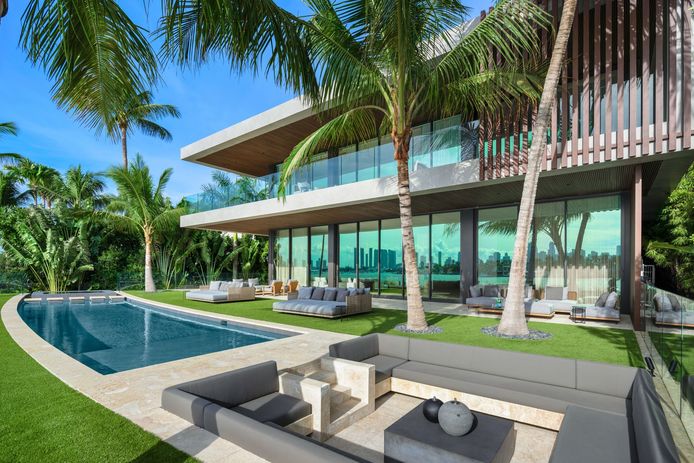 De riante villa biedt uitzicht over de skyline van Miami en heeft een eigen cinema én een 17 meter lang zwembad mét hottub.