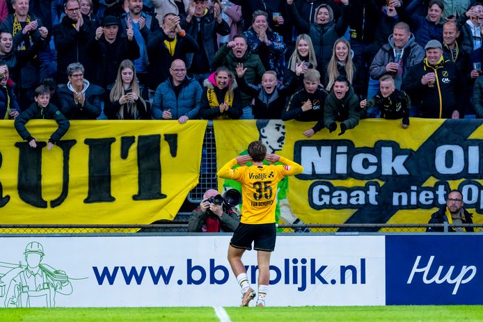 Boris van Schuppen voor de B-Side na zijn goal.
