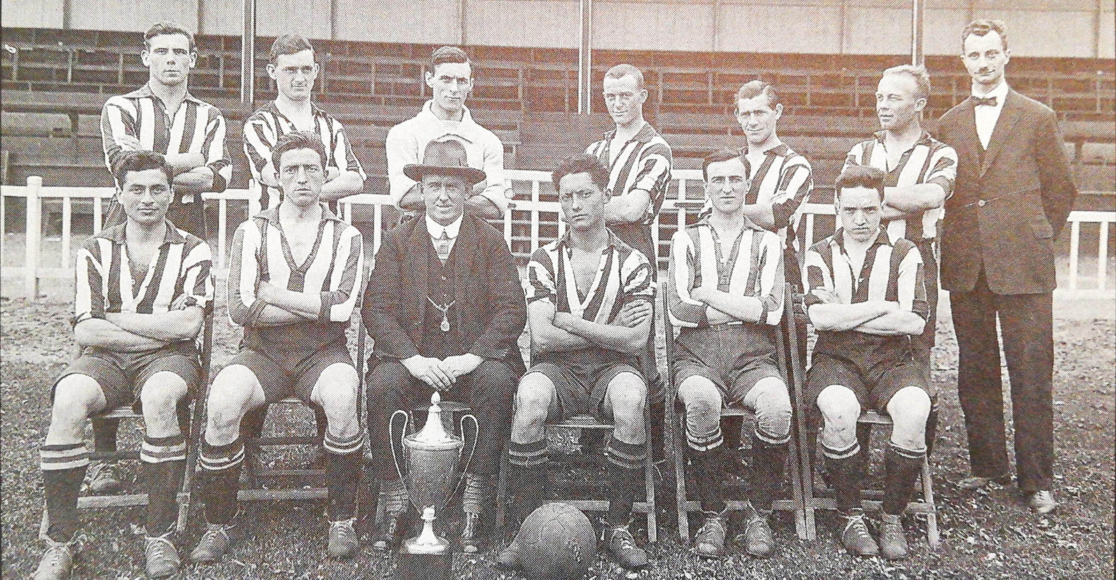 Een elftalfoto van PSV uit 1926 met uiterst links zittend Salomon ‘Sally’ Hertzberger. Hij wordt in februari 1942 vermoord in Auschwitz.