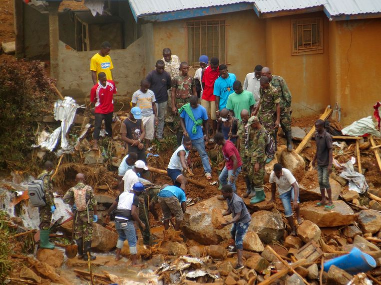 Vrijwilligers zoeken naar overlevenden een dag na de ramp in Mortomeh.  Beeld Manika Kamara / AP
