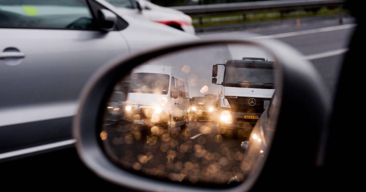 Flinke file op A28 na ongeval tussen Elspeet en Harderwijk.
