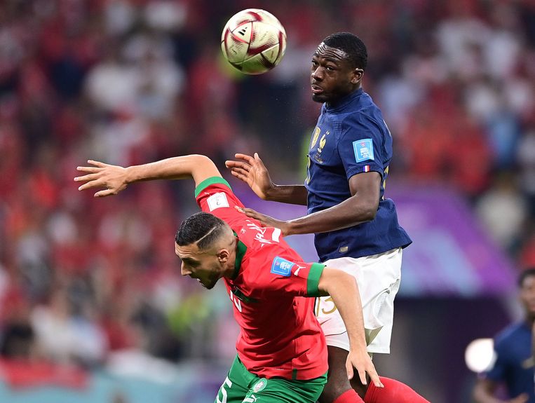 De Fransman Youssouf Fofana wint het kopduel met Selim Amallah in de halve finale. Beeld Photo News
