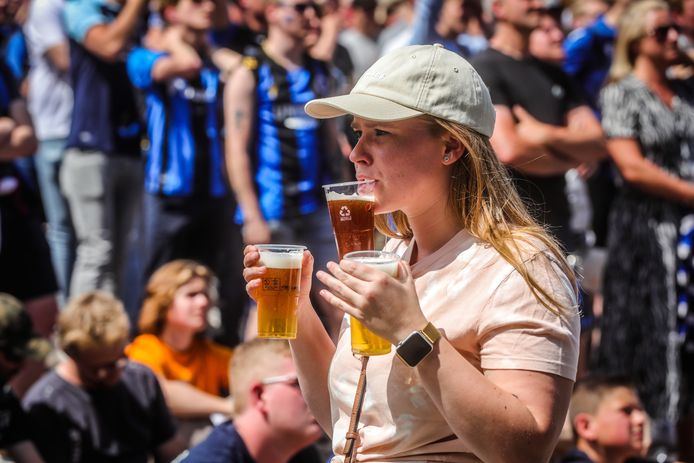 supporters Club Brugge kijken aan het stadion op groot scherm naar de match tegen Antwerp en zien hun club kampioen worden
