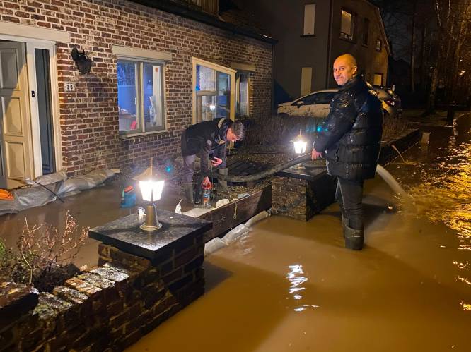 Meerdere huizen bedreigd door stijgend water: “Ik hoop mijn meubels dit keer te kunnen redden”