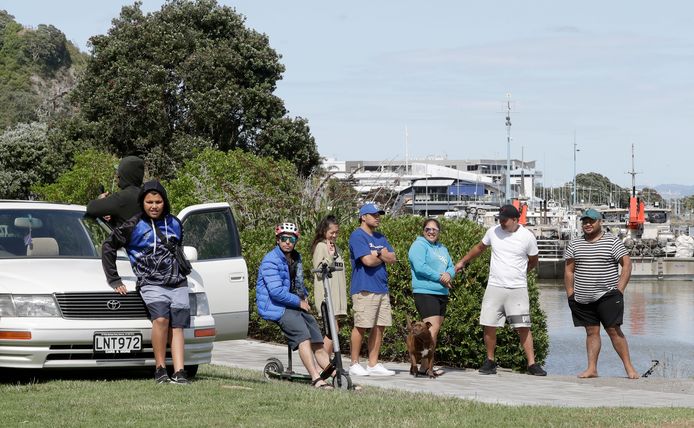 Mensen vandaag aan de kust van Whakatane, Nieuw-Zeeland.