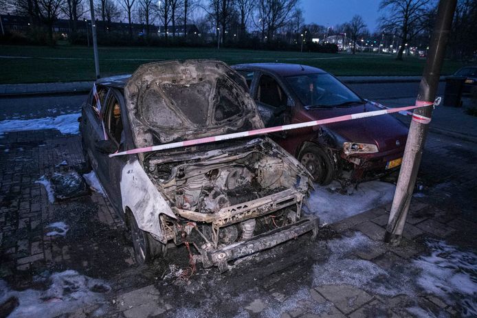 De naast geparkeerde auto raakte zwaar beschadigd.