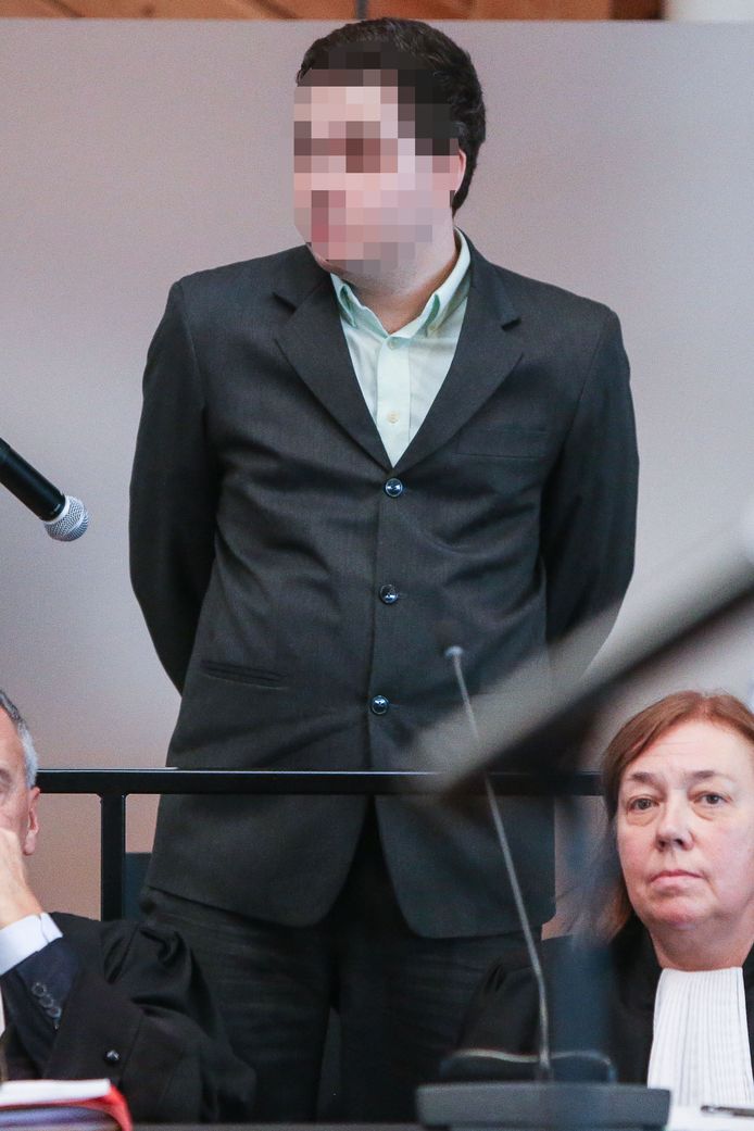Beschuldigde Jonny Van Den Broeck houdt zich sinds de ontdekking van het lijk van den domme.