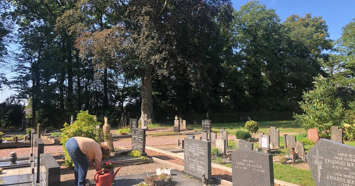 Zoals dat in een hecht dorp als Beckum de traditie is, kwam iedereen afscheid nemen van Johan en Lei