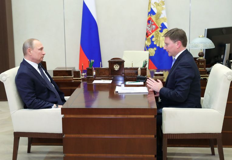 Alrosa-CEO Sergej Ivanov bij Vladimir Poetin (februari, 2018). Van alle ruwe diamanten die door de Antwerpse diamantwijk passeren, is ruim een kwart afkomstig van het Russische staatsbedrijf Alrosa.   Beeld BELGAIMAGE