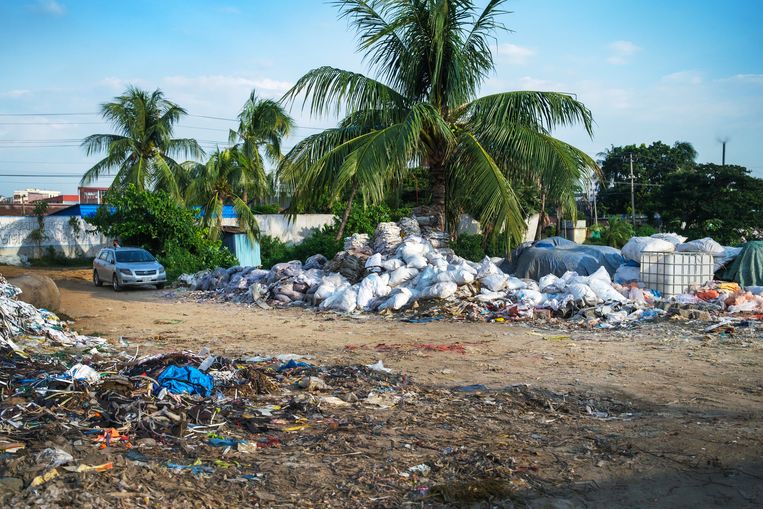 In Daulatkandi ligt veel plasticafval langs de weg, het wordt slechts een enkele keer gescheiden. Beeld Patrick Post