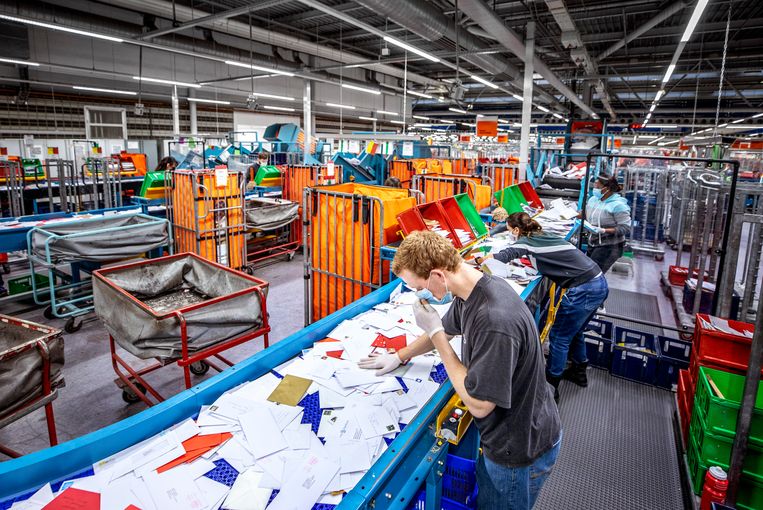 Postnl Sorting Factory Is Creaking Under The Christmas Greetings And The Extra Corona Post Netherlands News Live