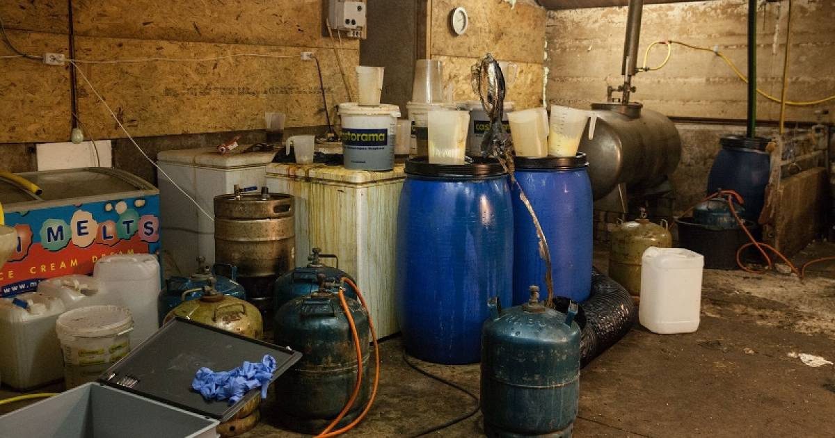 Politie treft ‘compleet ingericht' methlab aan in loods in Miedum.