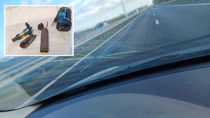 Een flinke ster in de ruit. Dat bleef over na de spontane ontbranding van een e-sigaret in de auto van Emily en Ralf Fischer uit Limburg. Inzetje: de overblijfselen van de ontplofte e-sigaret.