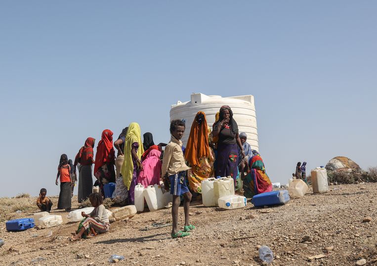 Een groep vrouwen terwijl ze wachten om water te halen in een vluchtelingenkamp in Afar, Ethiopië. Beeld J. Countess / Getty Images