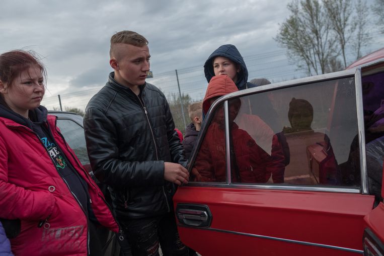 Een familie komt aan in de stad Zaporizja. Ze zijn op de vlucht voor het ­geweld in hun dorp. Beeld Vincent Haiges