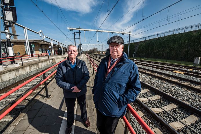 Theo Korstanje (l) en Hans Jacobs pleiten al jaren voor maatregelen tegen goederenvervoer dwars door en langs Oldenzaal.