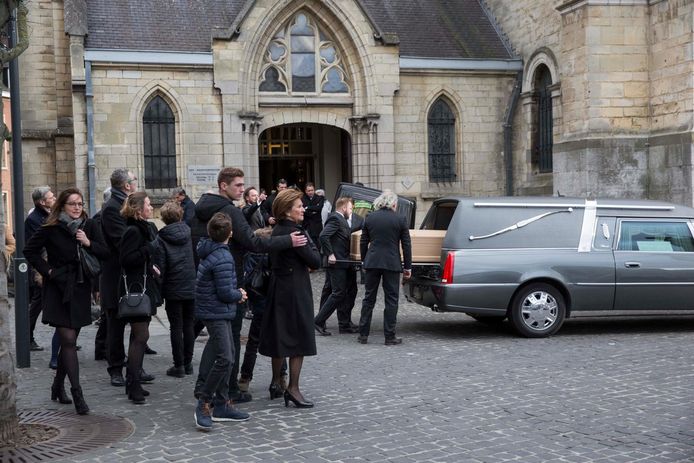 De familie van Leon Ritzen aan de kerk van Bilzen.