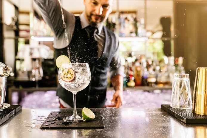 Arubaanse barman verliest baan en maandsalaris door alcoholische versnapering tijdens werktijd.