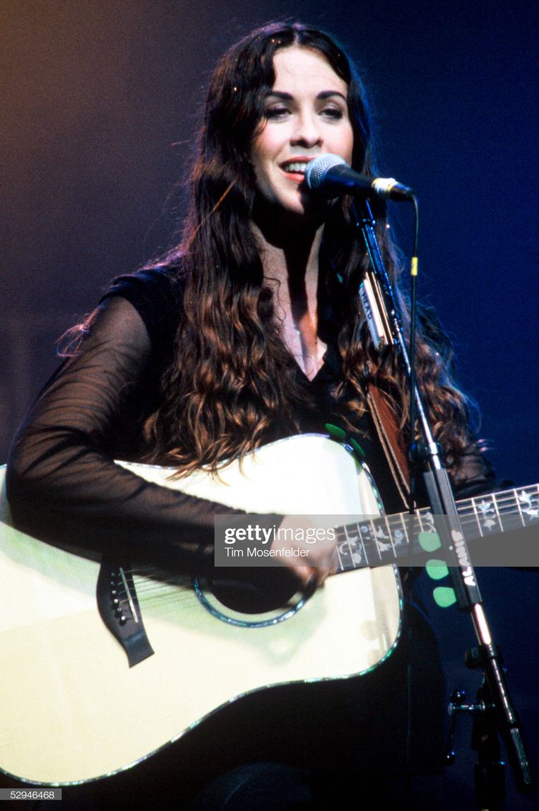 SAN FRANCISCO, CA - NOVEMBER 15: Alanis Morissette performs at The Warfield on November 15, 1995 in San Francisco California. (Photo by Tim Mosenfelder/Getty Images) Beeld Getty Images