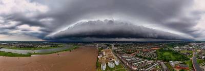 Zien: indrukwekkende donkere wolkenmassa trekt over Nijmegen en Arnhem