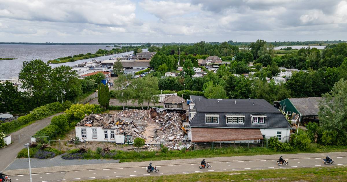 Dit moet er gebeuren met afgebrand pand De Blauwe Hand: ‘Geen visitekaartje voor de streek’