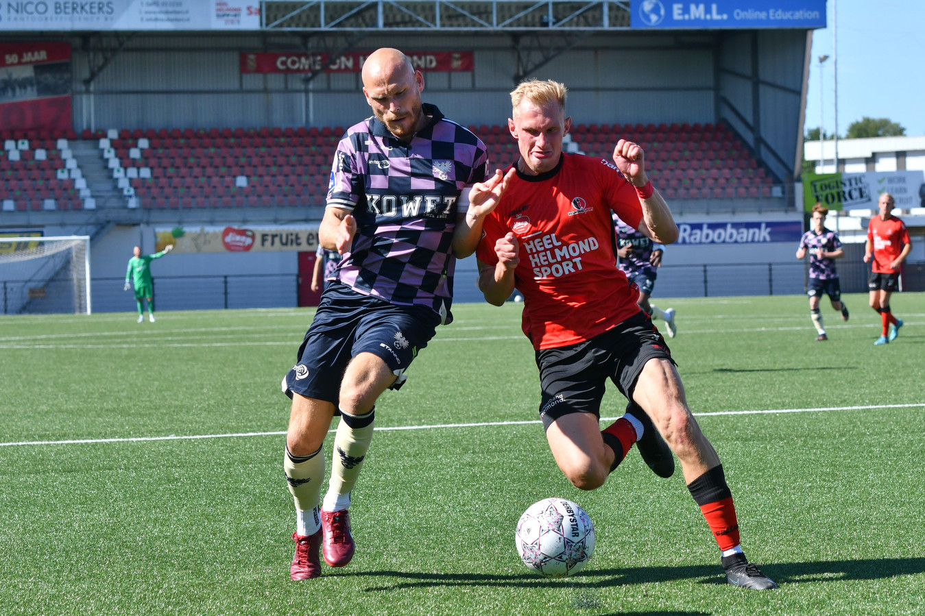 Gerrit Nauber in duel met Jellert van Landschoot van Helmond Sport. De Duitse centrale verdediger van GA Eagles moest al snel naar de kant in de tweede helft.