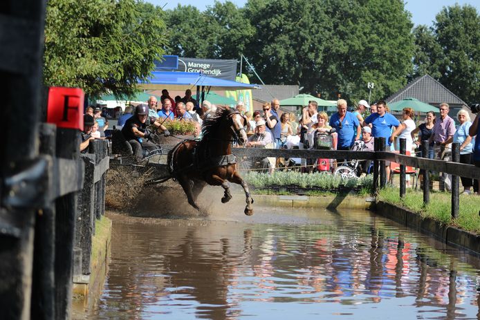 Publiek volgt de verrichtingen van de deelnemers tijdens de Aangespannen Dag in Gilze met ingehouden adem.