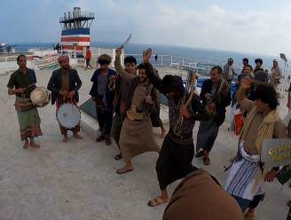 KIJK. Houthi-rebellen geven rondleiding en vieren al dansend feest op gekaapt vrachtschip in Rode Zee