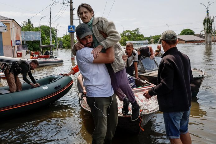 Vrijwilligers zetten alles op alles om slachtoffers van de overstromingen te redden.