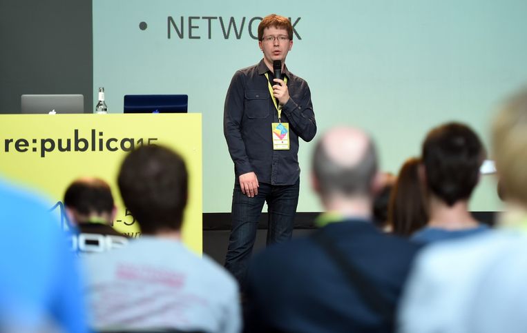 Andrei Soldatov aan het woord tijdens een congres. Beeld EPA